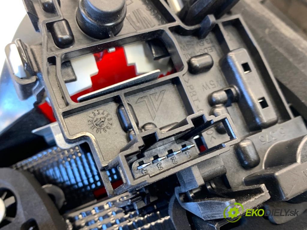 SEAT IBIZA IV Kombi 2014 51 kW 1.2 1198 Svetlo zad pravá vnútorná 6J8945094C (Kľučka dverí ostatné)