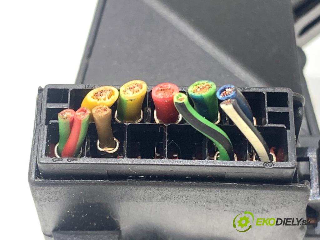 SMART FORTWO coupe 2004 30 kW 0.8 CDI (450.300, 450.301, 450.302, 450.303, 450.306) 799 Prepínač smeroviek A4505450510 (Prepínacie páčky pod volantom)