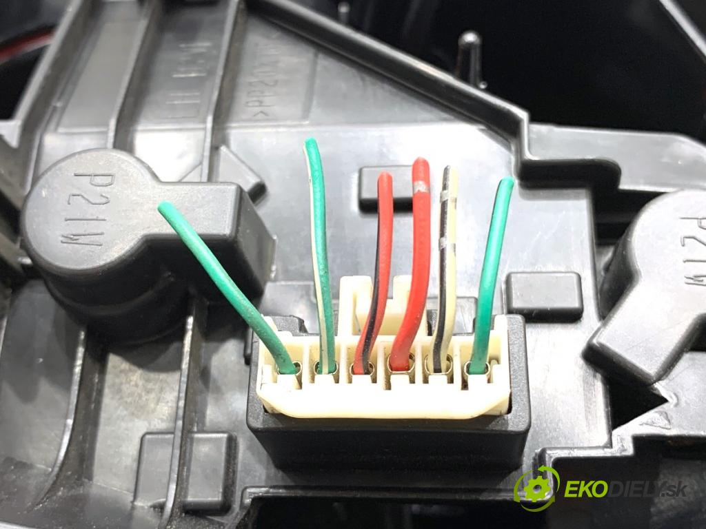 TOYOTA COROLLA E12 liftback 2002 66 kW 2.0 D-4D (CDE120_) 1995 světlo levý zadní část