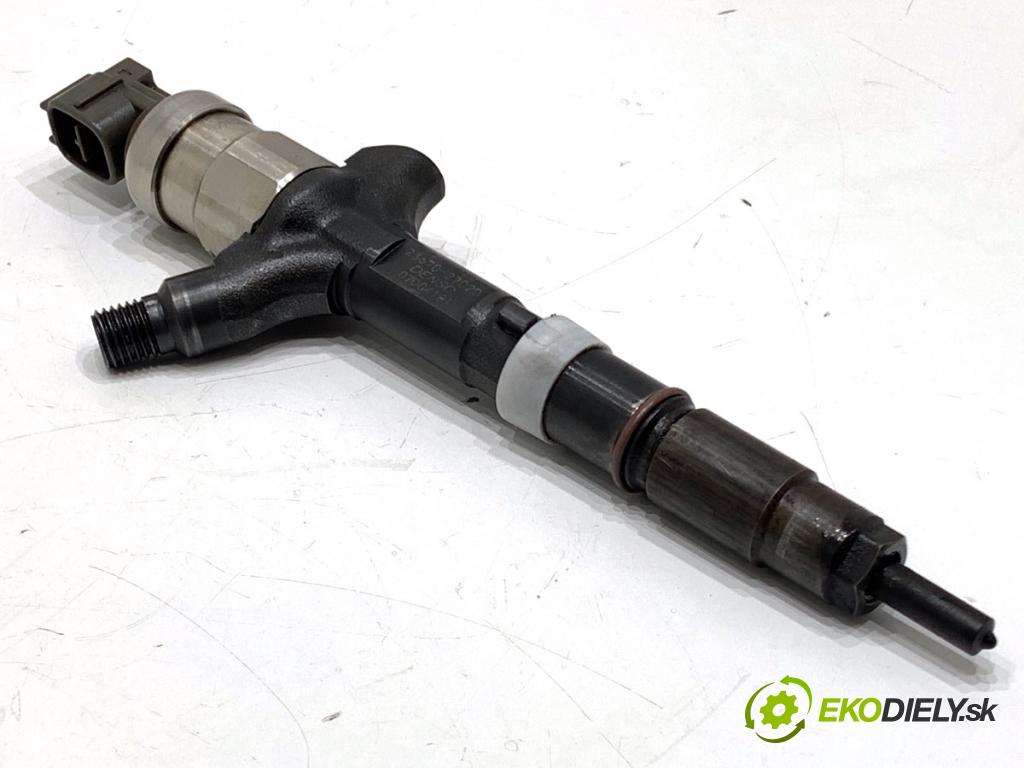 TOYOTA COROLLA E12 liftback 2002 66 kW 2.0 D-4D (CDE120_) 1995 vstrekovač 23670-27020 (Vstrekovač paliva)