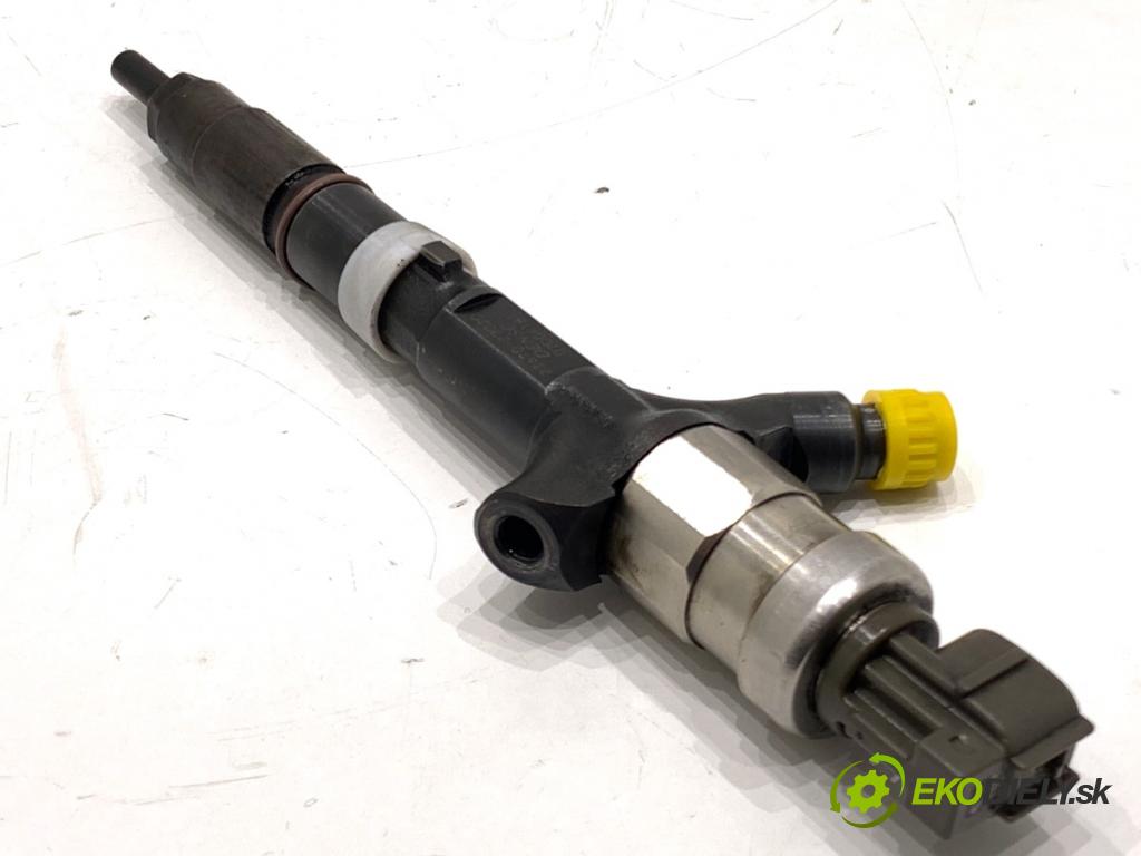 TOYOTA COROLLA E12 liftback 2002 66 kW 2.0 D-4D (CDE120_) 1995 vstrekovač 23670-27020 (Vstrekovač paliva)