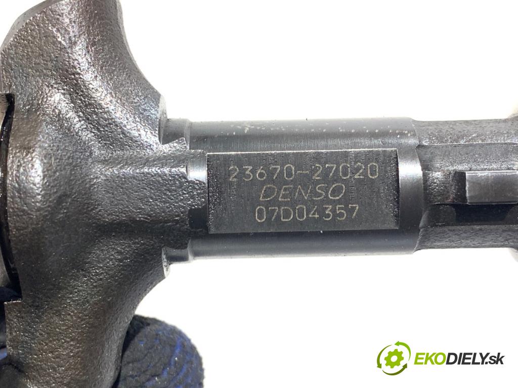 TOYOTA COROLLA E12 liftback 2002 66 kW 2.0 D-4D (CDE120_) 1995 vstrekovač 23670-27020 (Vstrekovač paliva)