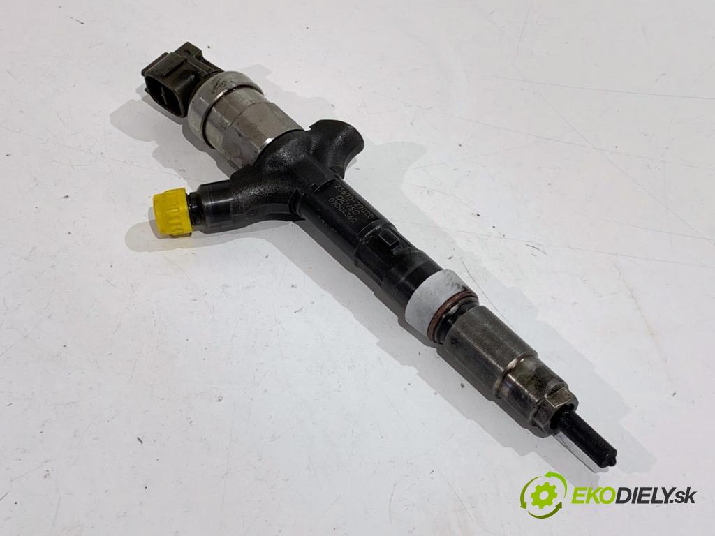 TOYOTA COROLLA E12 liftback 2002 66 kW 2.0 D-4D (CDE120_) 1995 vstrekovač 23670-27020 (Vstrekovač paliva)