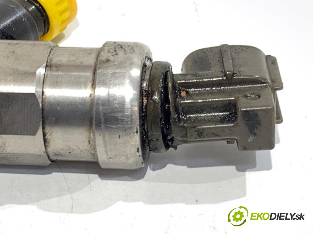 TOYOTA COROLLA E12 liftback 2002 66 kW 2.0 D-4D (CDE120_) 1995 vstrekovač 23670-27020 (Vstrekovač paliva)