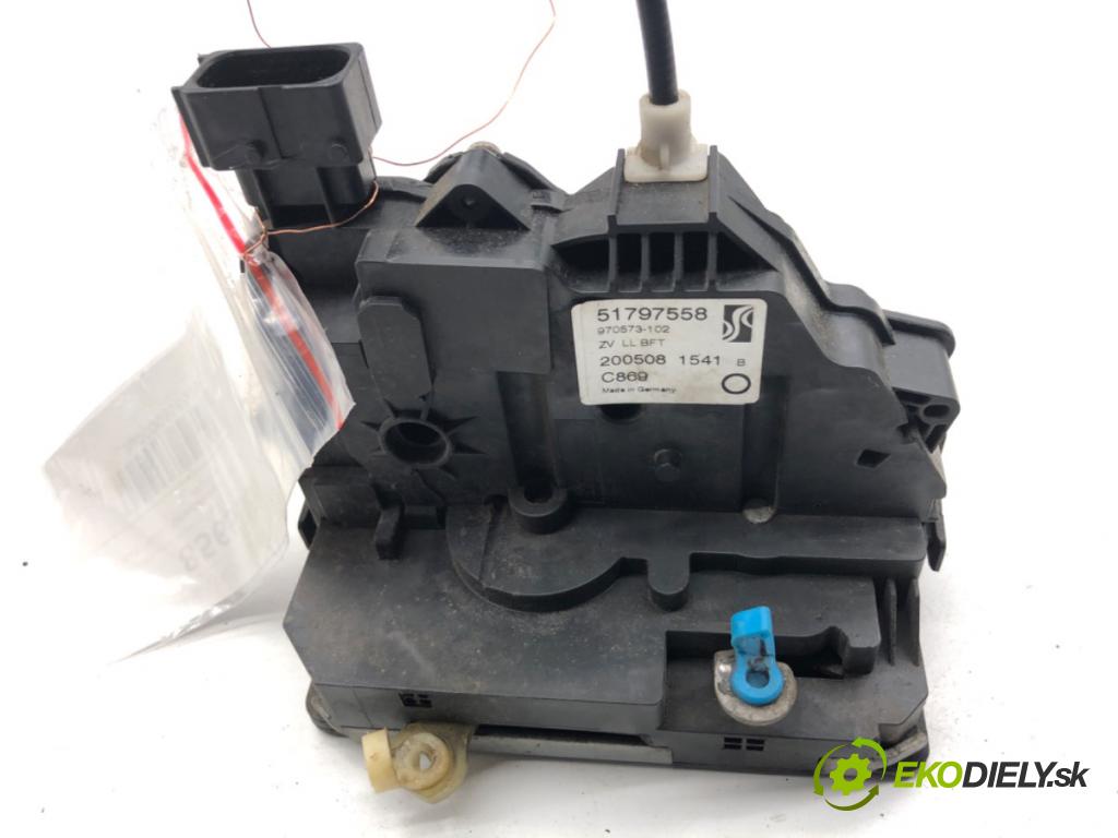 FIAT GRANDE PUNTO liftback 2008 55 kW 1.3 D Multijet 1248 zámok Dvere pravy predný 51797558