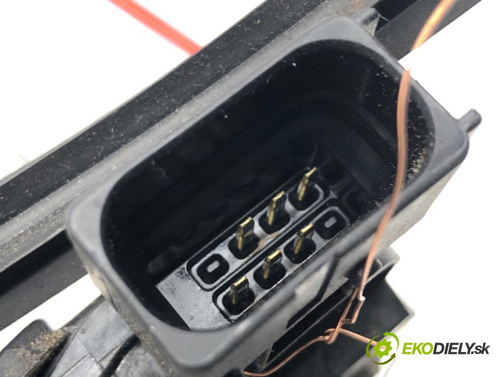 FIAT GRANDE PUNTO liftback 2008 55 kW 1.3 D Multijet 1248 zámok Dvere ľavy predný 51797557