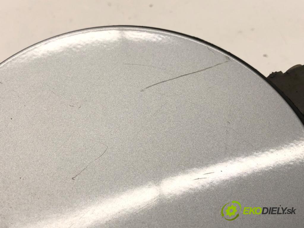 FIAT GRANDE PUNTO liftback 2008 55 kW 1.3 D Multijet 1248 Dvierka nádrže paliva  (Kľučka dverí ostatné)