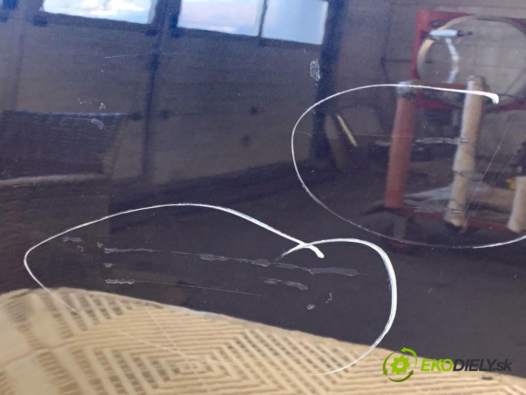 RENAULT MEGANE III liftback 2009 74 kW 1.6 16V (BZ0H) 1598 Dvere pravy zad NV472