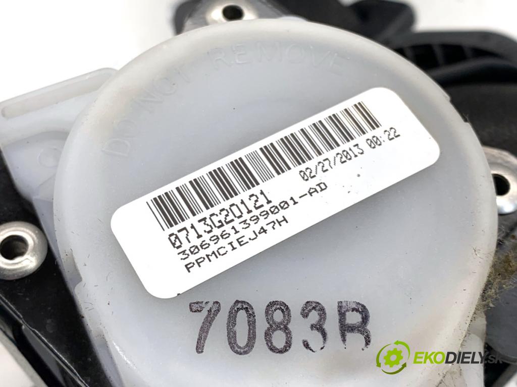 BMW F25 SUV 2013 190 kW xDrive 30 d 2993 držák bezpečnost pravý přední část 7258432