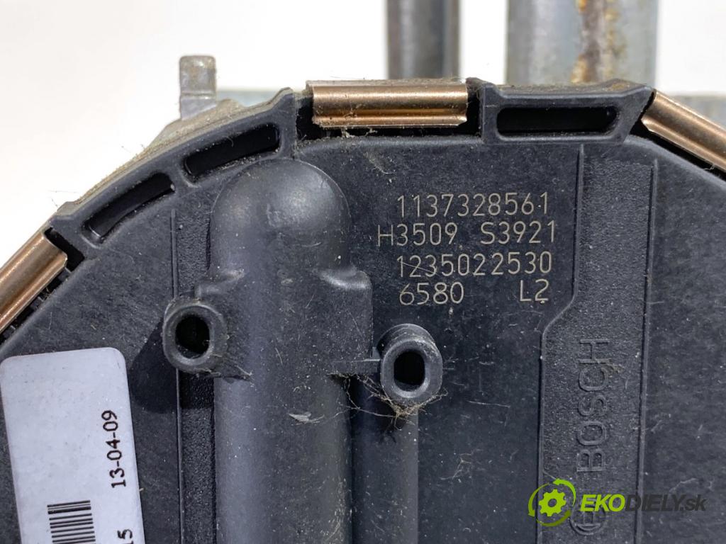 BMW F25 SUV 2013 190 kW xDrive 30 d 2993 mechanismus stěračů přední část 7213275 (Motorek stěračů přední)