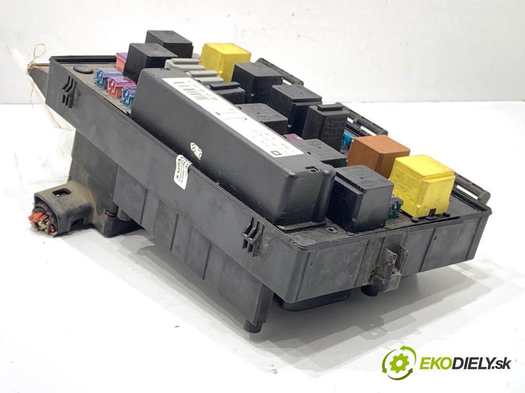 OPEL ASTRA H liftback 2006 66 kW 1.3 CDTI (L08) 1248 skříňka poistková 13242781 (Pojistková skříňka)