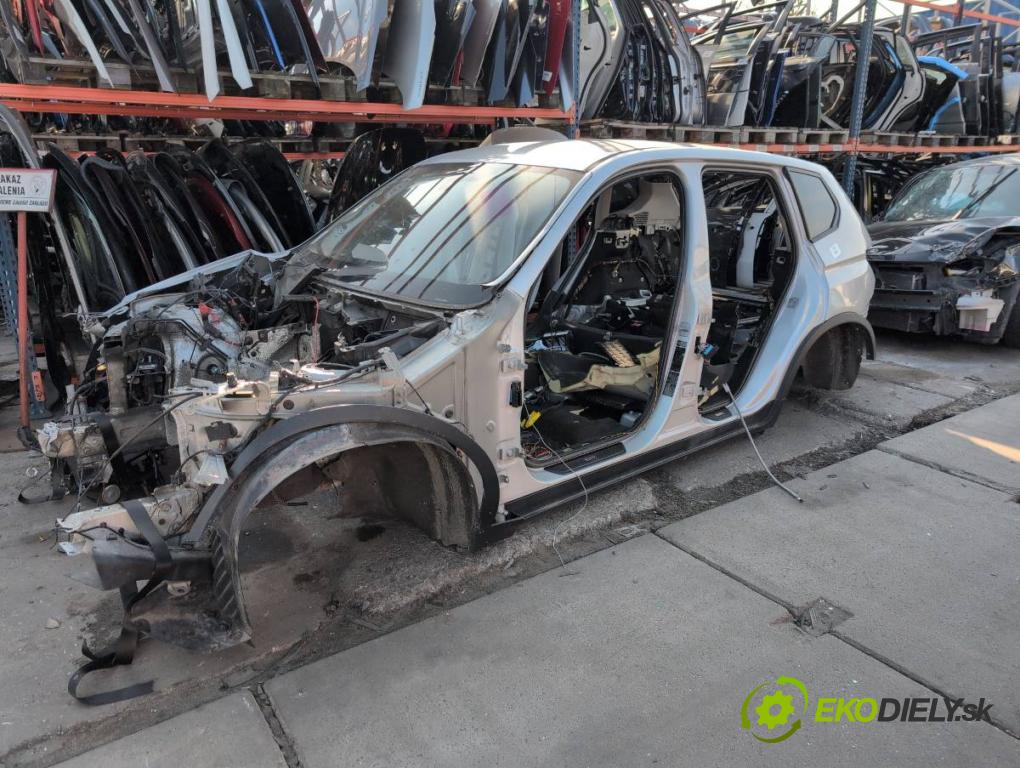 BMW F25 SUV 2013 190 kW xDrive 30 d 2993 KAROSERIA ČTVRŤÁK blatník práh střecha PODŁUŻNICA