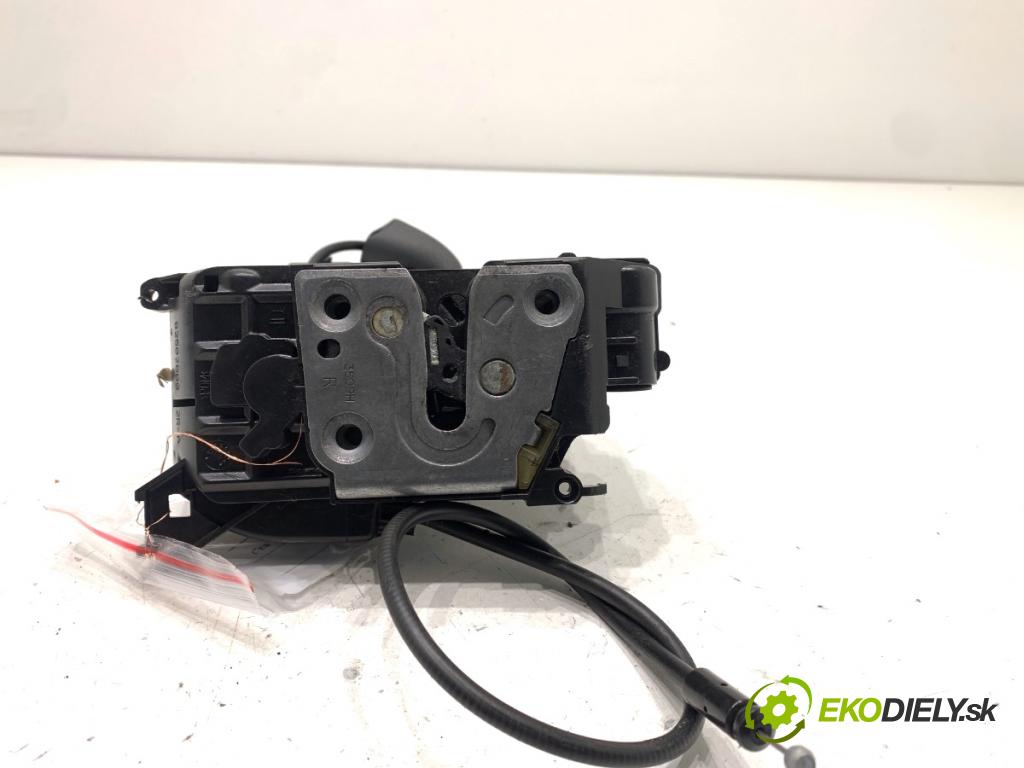 RENAULT MEGANE III liftback 2009 74 kW 1.6 16V (BZ0H) 1598 zámok Dvere pravy zad 82502000