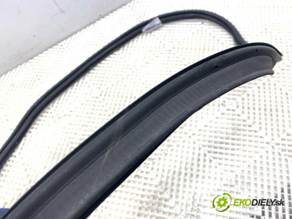 RENAULT MEGANE III liftback 2009 74 kW 1.6 16V (BZ0H) 1598 těsnění dveří kufra