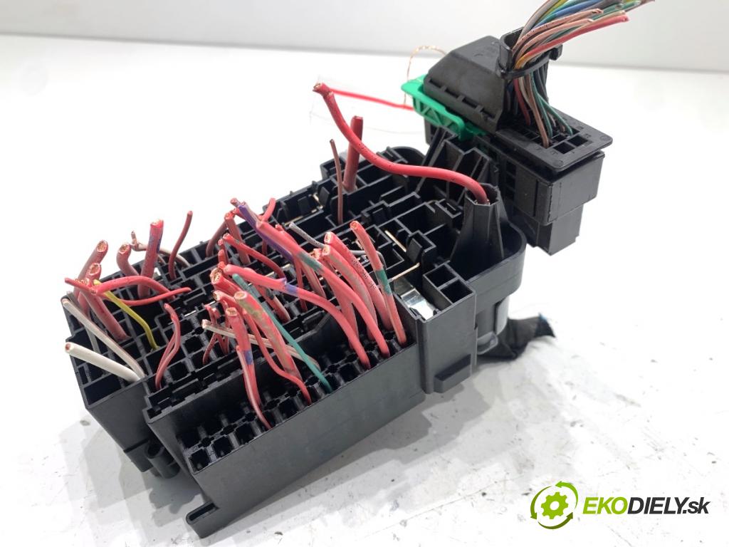 RENAULT MEGANE III liftback 2009 74 kW 1.6 16V (BZ0H) 1598 skříňka poistková 1801330-1 (Pojistková skříňka)