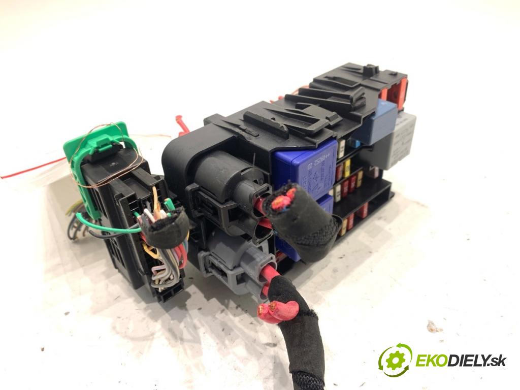 RENAULT MEGANE III liftback 2009 74 kW 1.6 16V (BZ0H) 1598 skříňka poistková 1801330-1 (Pojistková skříňka)