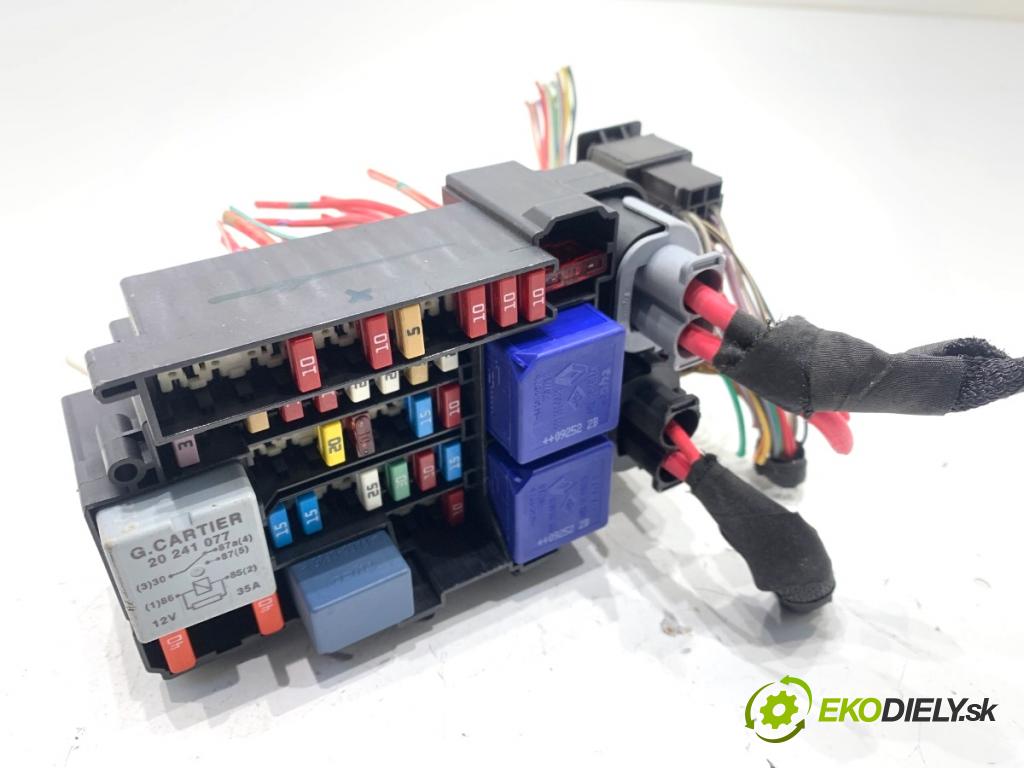 RENAULT MEGANE III liftback 2009 74 kW 1.6 16V (BZ0H) 1598 skříňka poistková 1801330-1 (Pojistková skříňka)