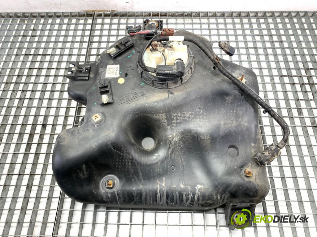 AUDI Q5 8R SUV 2011 125 kW 2.0 TDI quattro 1968 Nádržka SCR: 8R0131877D