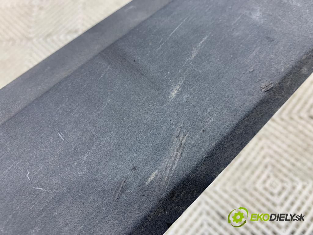 AUDI Q5 8R SUV 2011 125 kW 2.0 TDI quattro 1968 lišta dveře levý přední část