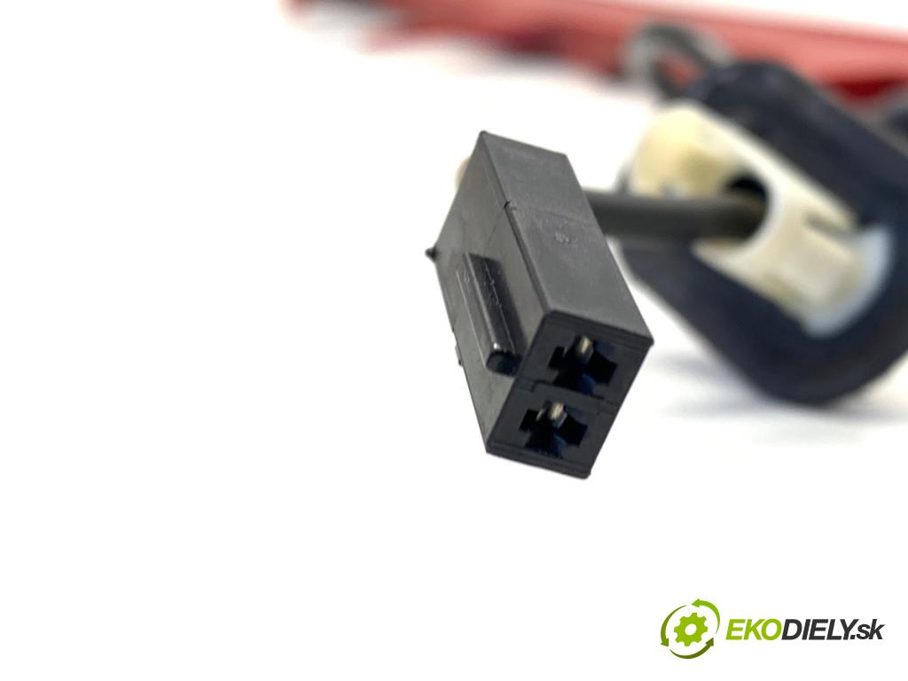 AUDI Q5 8R SUV 2011 125 kW 2.0 TDI quattro 1968 Svetlo brzdových svetiel 8R0945097