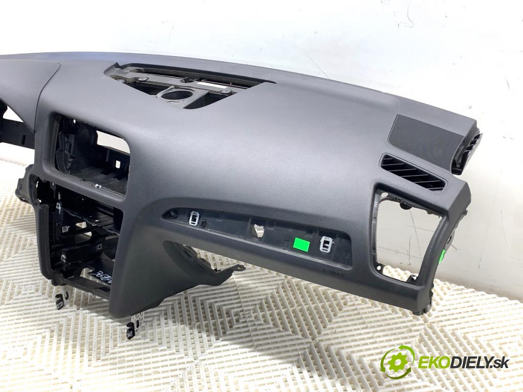 AUDI Q5 8R SUV 2011 125 kW 2.0 TDI quattro 1968 palubní doska 8R1857041F (Palubní deska)