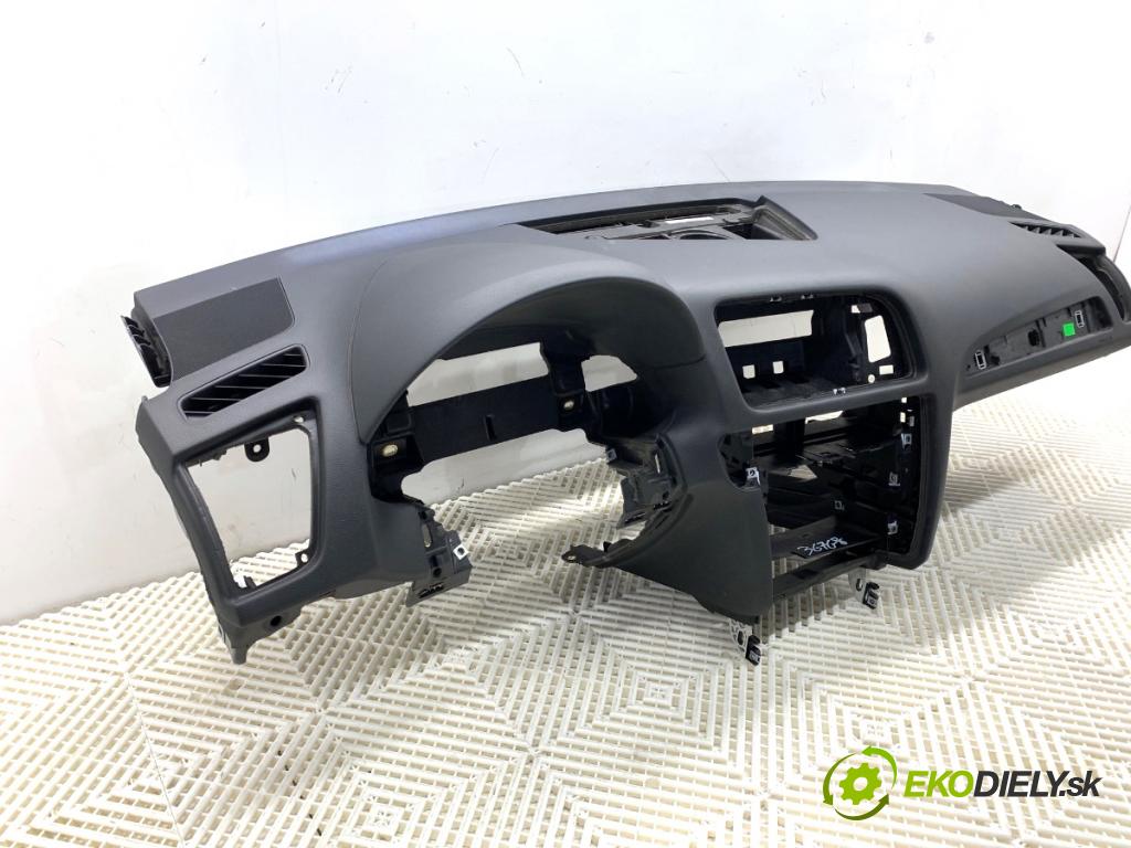 AUDI Q5 8R SUV 2011 125 kW 2.0 TDI quattro 1968 palubní doska 8R1857041F (Palubní deska)