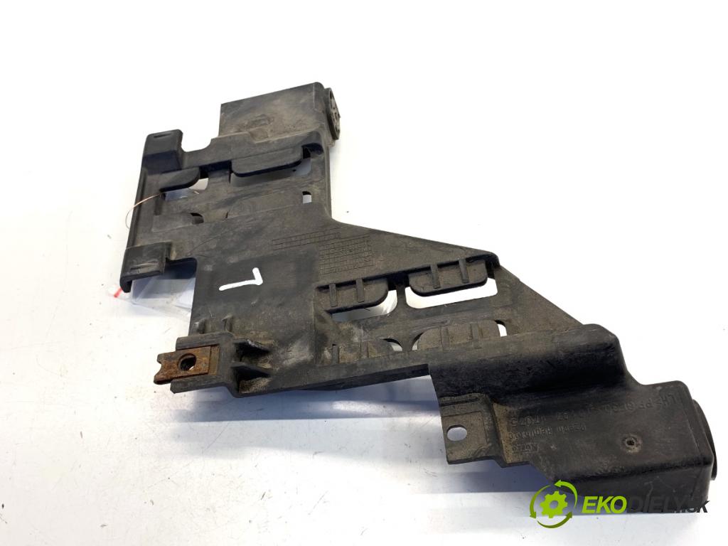 AUDI Q5 8R SUV 2011 125 kW 2.0 TDI quattro 1968 úchyt světla levý 