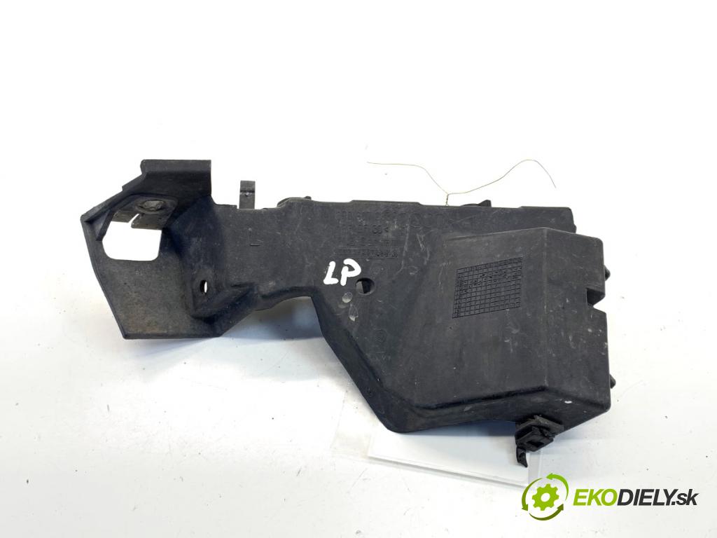 AUDI Q5 8R SUV 2011 125 kW 2.0 TDI quattro 1968 úchyt nárazníka levý přední část 8R0807283C