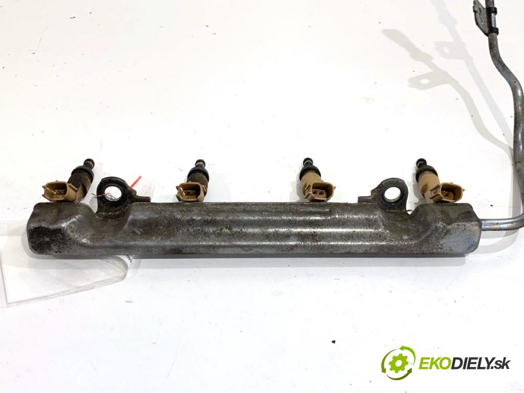 TOYOTA AURIS II liftback 2017 73 kW 1.8 Hybrid (ZWE186_) 1798 Lišta vstrekovacia VSTRIEKOVAČE: 23250-0T030