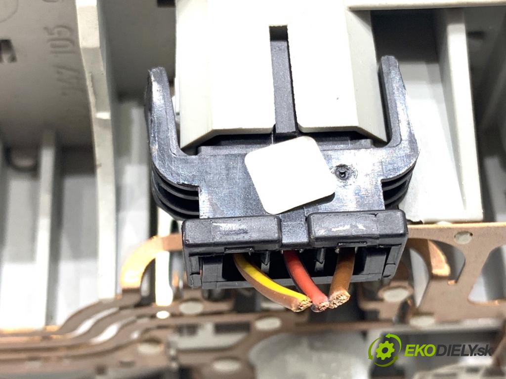 SKODA FABIA II liftback 2008 44 kW 1.2 12V 1198 světlo stropní 3B0947105C