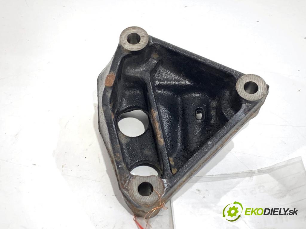 TOYOTA AURIS II liftback 2017 73 kW 1.8 Hybrid (ZWE186_) 1798 Držiak Motor