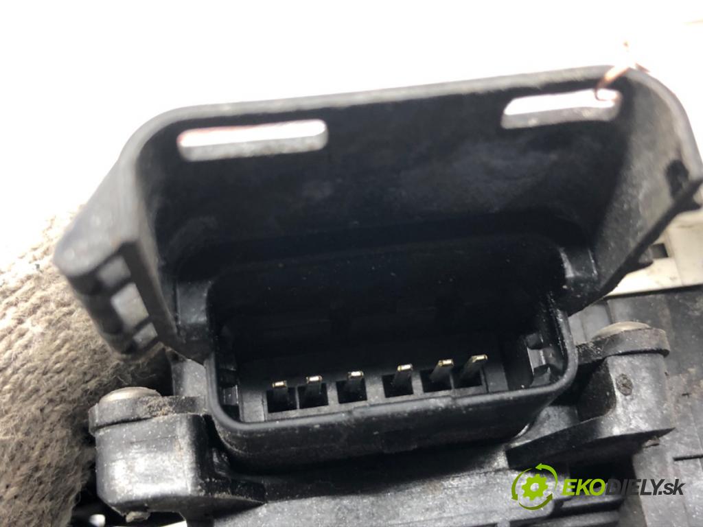 PEUGEOT 207 liftback 2008 54 kW 1.4 1360 zámok Dvere pravy predný 24094158