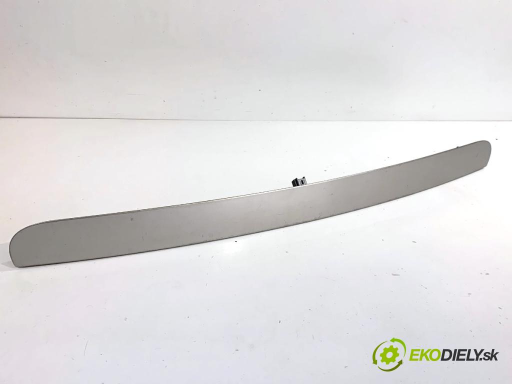 PEUGEOT 207 liftback 2008 54 kW 1.4 1360 lišta klika dveří zadní část 