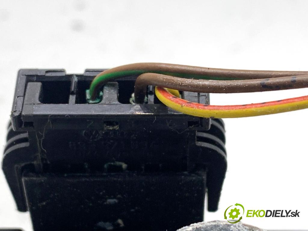 SKODA FABIA II liftback 2013 63 kW 1.2 TSI 1197 zámok dveří zadní část 5J0827501C