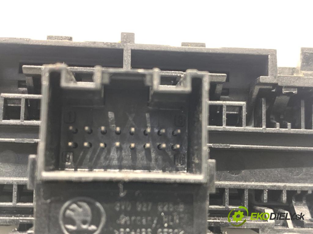 SKODA SUPERB III liftback 2018 110 kW 2.0 TDI 1968 Spínač brzdy ručnej brzdy 3V0927225B (Prepínacie páčky pod volantom)