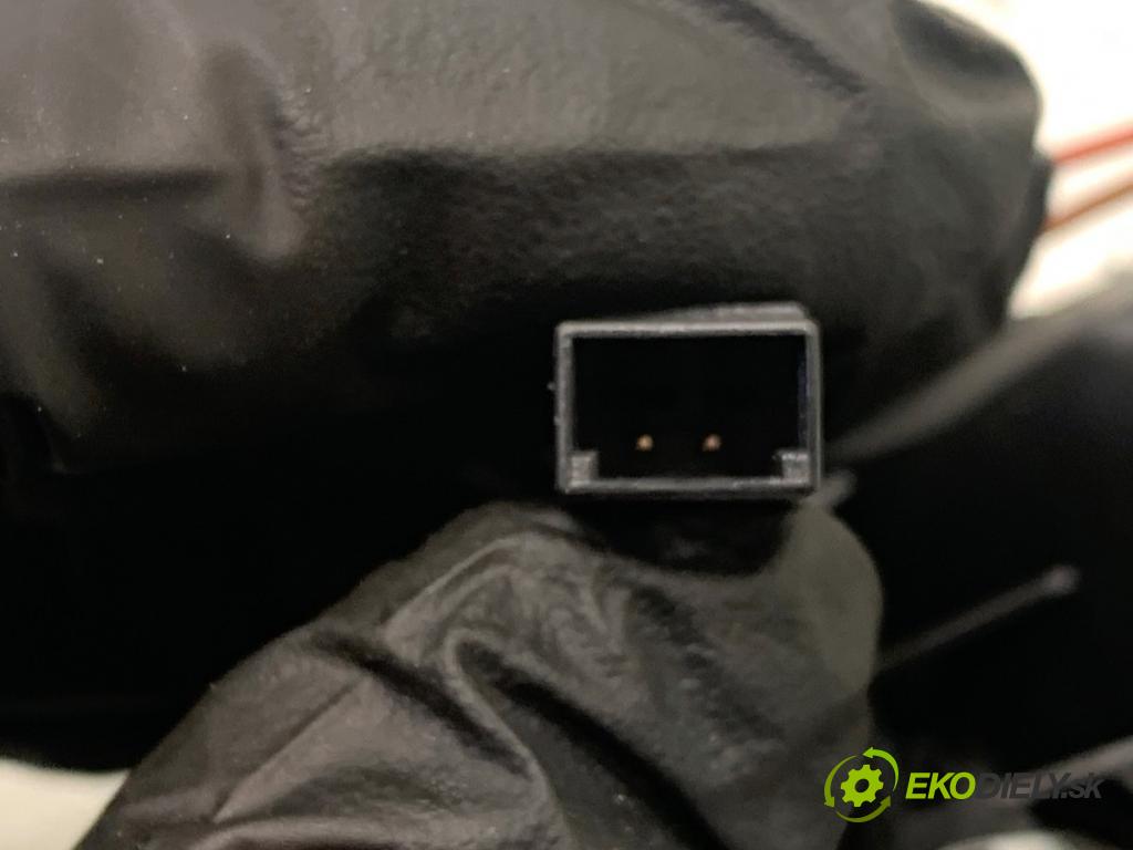 SKODA SUPERB III liftback 2018 110 kW 2.0 TDI 1968 Kľučka vnútorná pravy predný 3V0837222