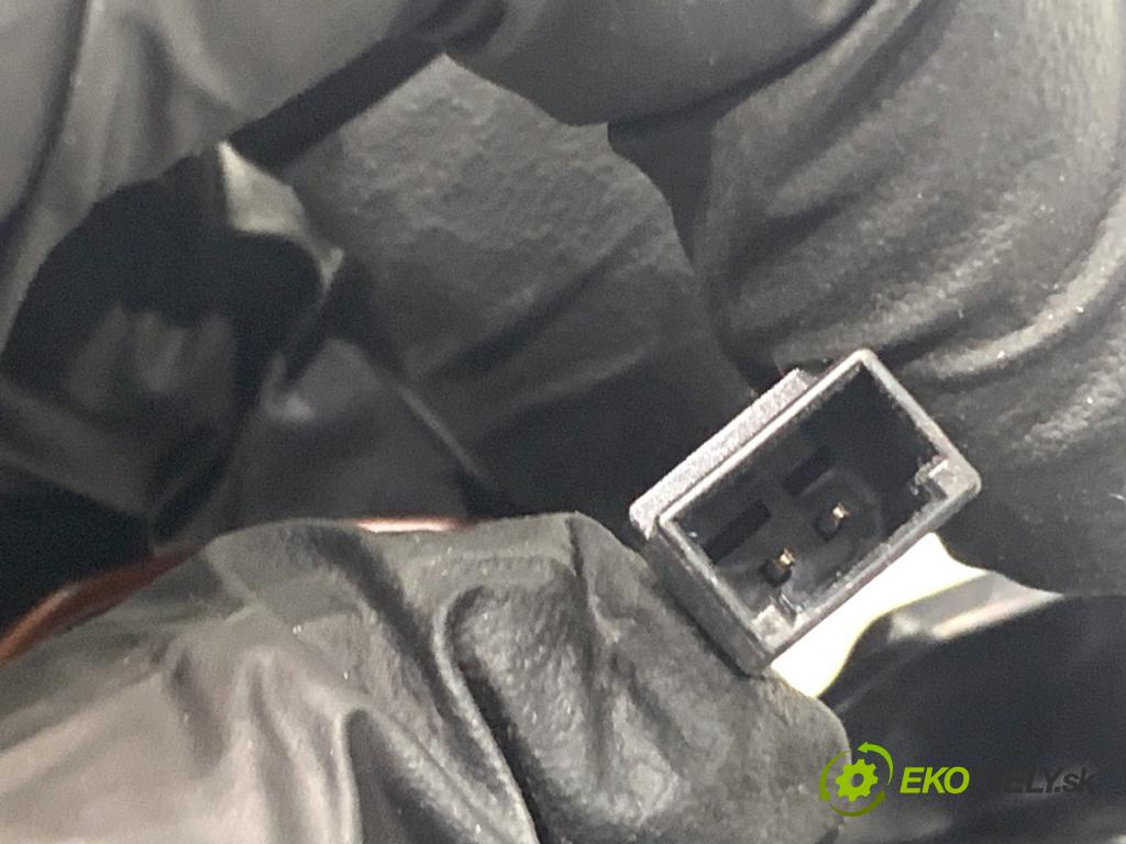 SKODA SUPERB III liftback 2018 110 kW 2.0 TDI 1968 Kľučka vnútorná ľavy predný 3V0837221