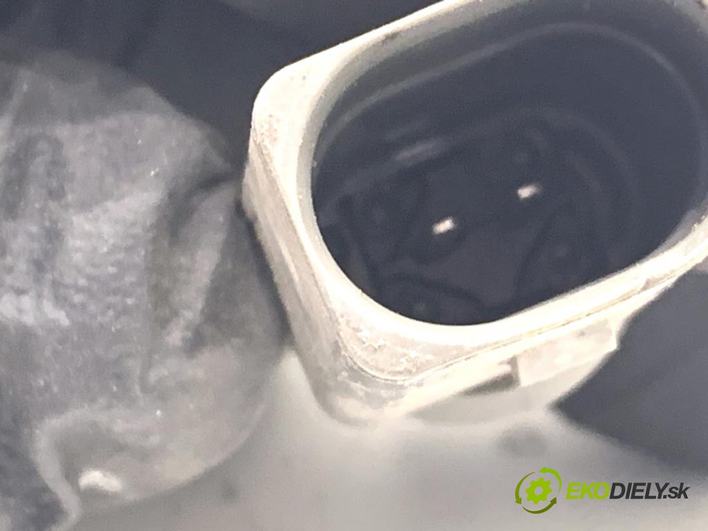 SKODA SUPERB III liftback 2018 110 kW 2.0 TDI 1968 snímač teploty 8Z0820535A (Snímač venkovní teploty)