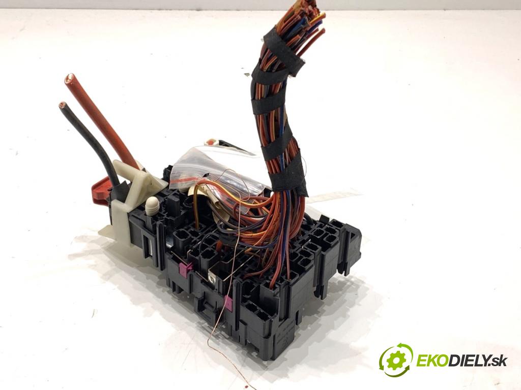 SKODA SUPERB III liftback 2018 110 kW 2.0 TDI 1968 skříňka poistková 5Q0937615C (Pojistková skříňka)