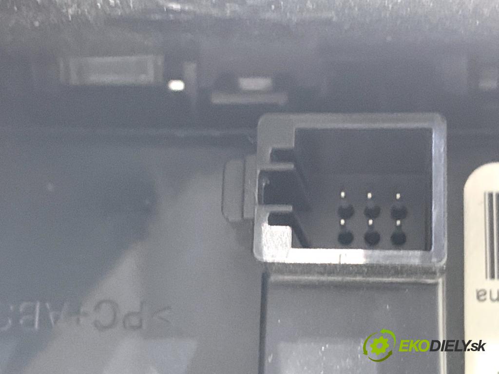 SKODA SUPERB III liftback 2018 110 kW 2.0 TDI 1968 Panel ovládania kúrenia klimatizácie zad 3V0919201