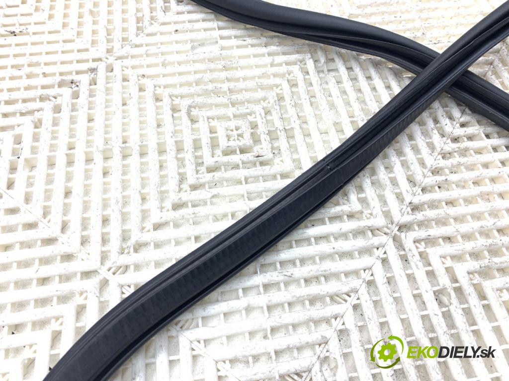 SKODA SUPERB III liftback 2018 110 kW 2.0 TDI 1968 tesnenie Dvere predný pravá 3V0867366B