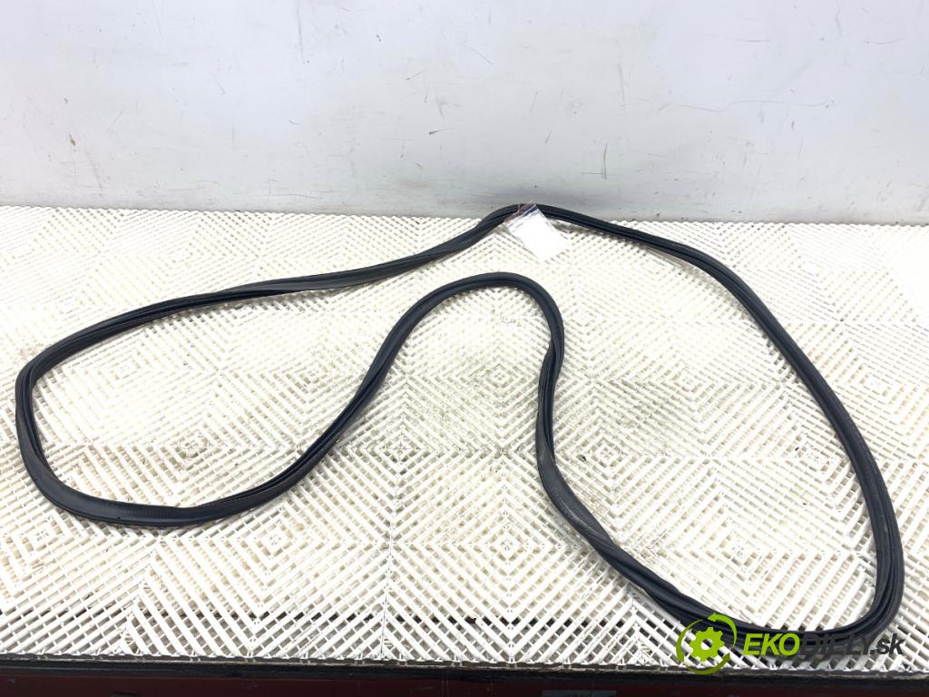 SKODA SUPERB III liftback 2018 110 kW 2.0 TDI 1968 těsnění dveří kufra 3V5827705B