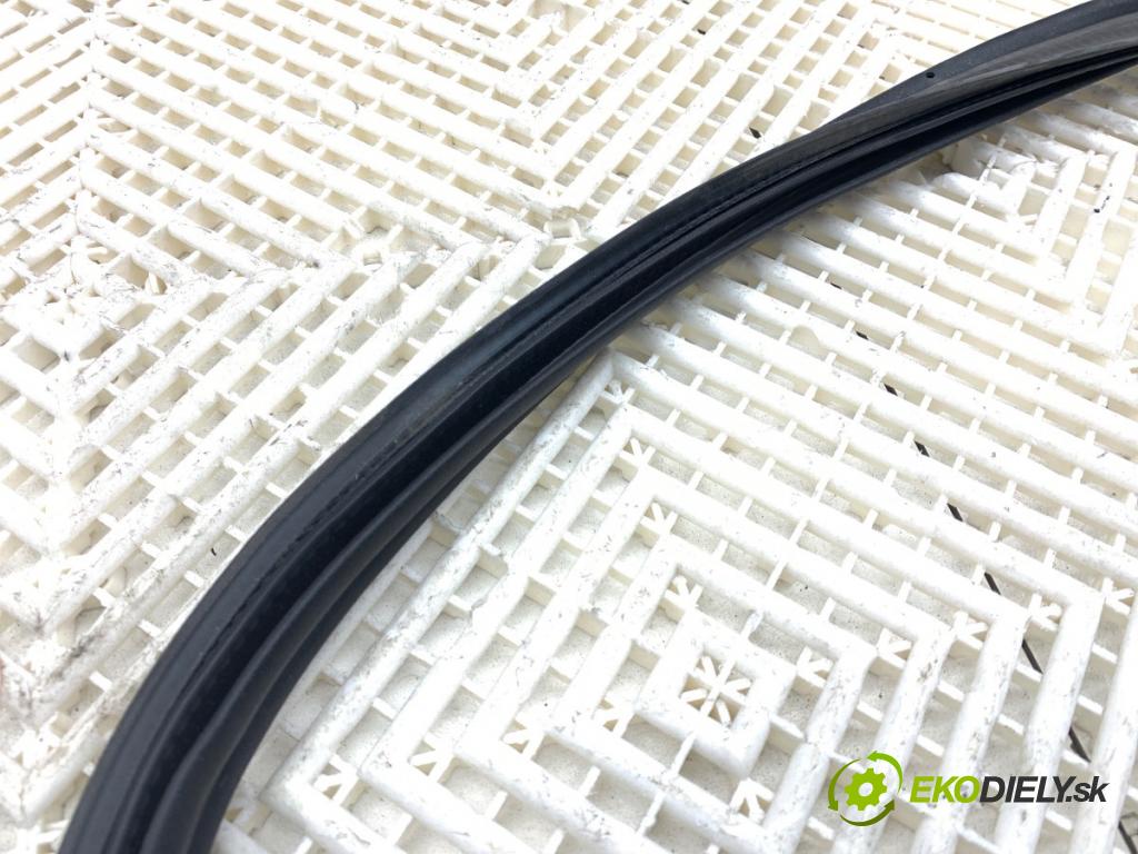 SKODA SUPERB III liftback 2018 110 kW 2.0 TDI 1968 tesnenie dverí kufra 3V5827705B