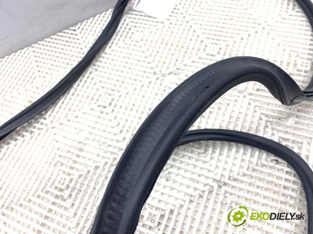 SKODA SUPERB III liftback 2018 110 kW 2.0 TDI 1968 tesnenie dverí kufra 3V5827705B