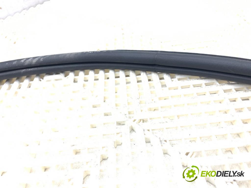 SKODA SUPERB III liftback 2018 110 kW 2.0 TDI 1968 tesnenie Dvere zad pravá 3V5867368B (Karoséria ostatné)