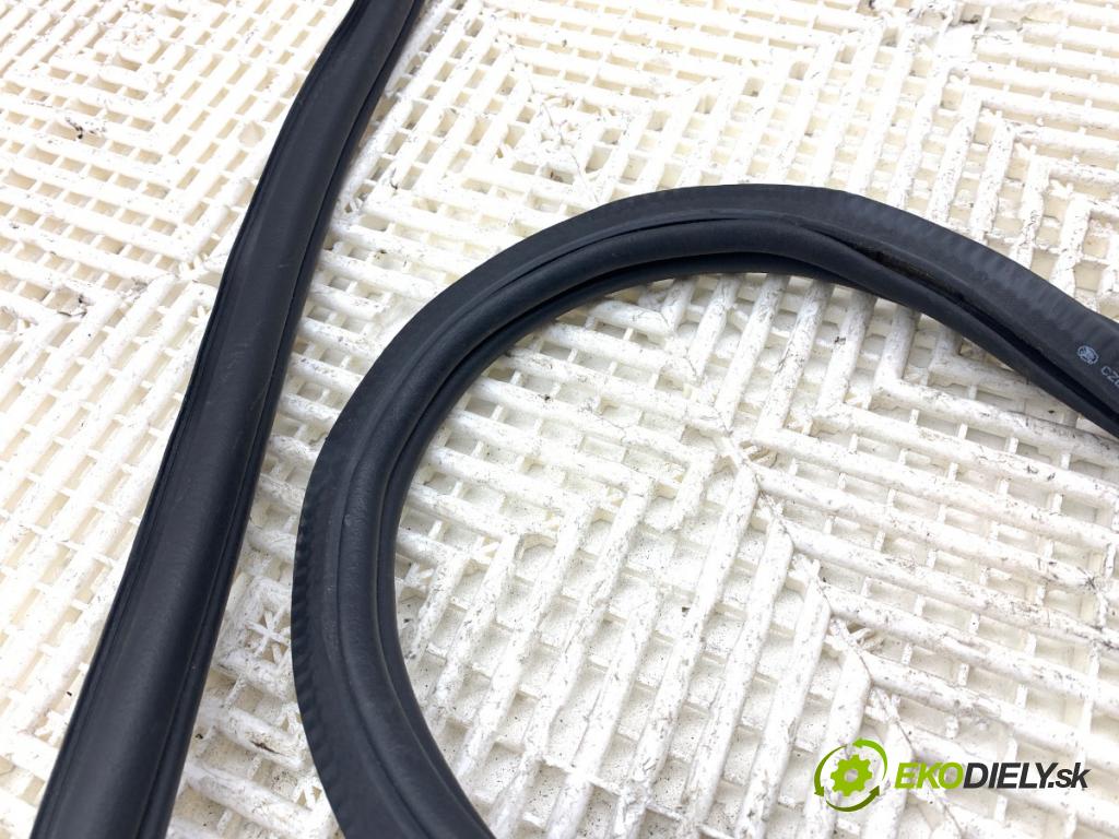 SKODA SUPERB III liftback 2018 110 kW 2.0 TDI 1968 tesnenie Dvere zad pravá 3V5867368B (Karoséria ostatné)