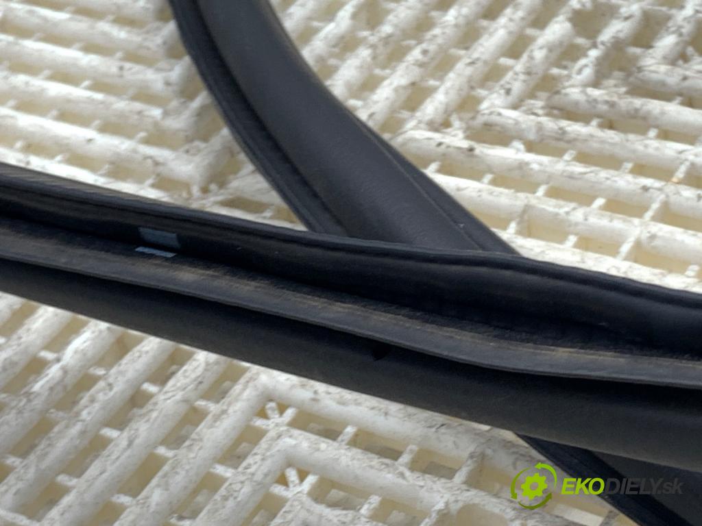 SKODA SUPERB III liftback 2018 110 kW 2.0 TDI 1968 tesnenie Dvere zad pravá 3V5867368B (Karoséria ostatné)