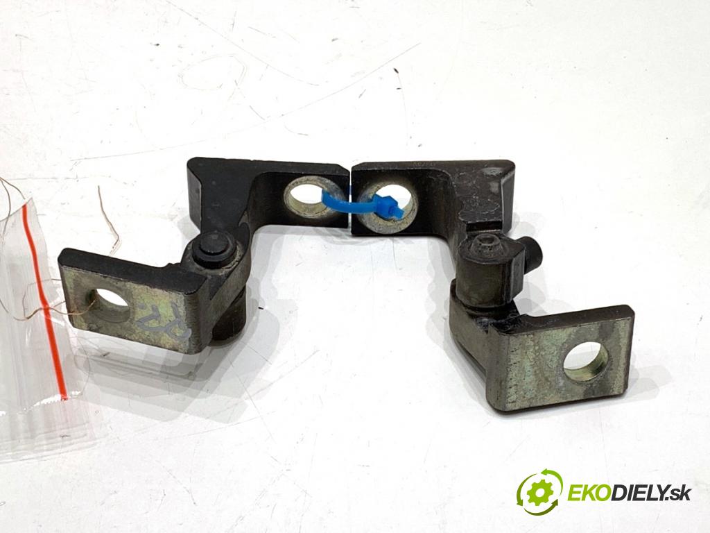 SKODA SUPERB III liftback 2018 110 kW 2.0 TDI 1968 závěsky dveře přední část pravé 8X0831403A