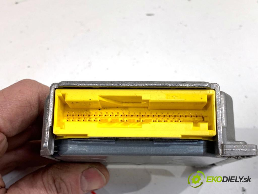 MITSUBISHI COLT VI liftback 2008 70 kW 1.3 1332 senzor airbag MR587757 (Snímač)