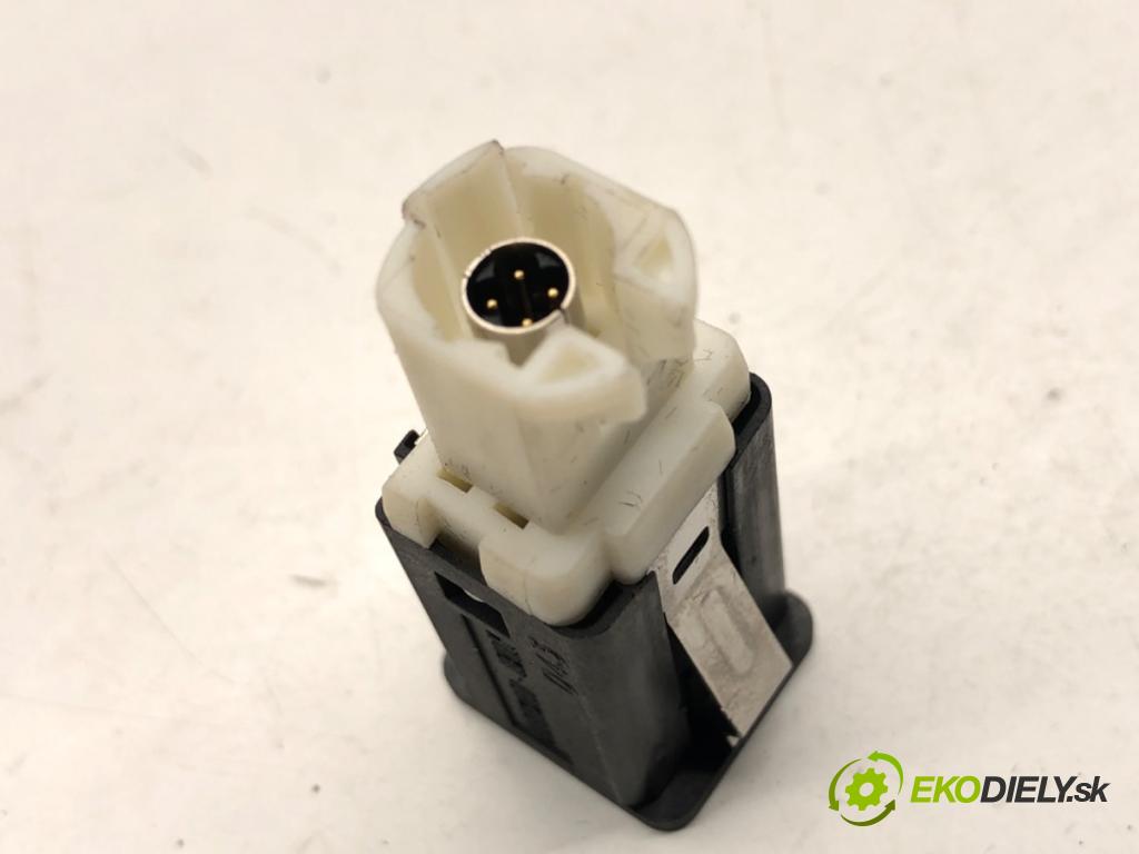 BMW F25 SUV 2013 190 kW xDrive 30 d 2993 HNÍZDO: USB 9237656